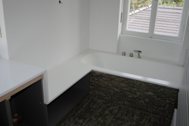 Badezimmer mit Abwicklung vom Waschtisch mit Sitzfläche zur Badewanne