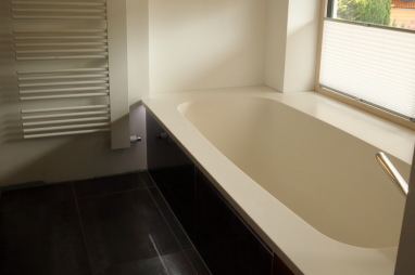 Badewanne aus Mineralwerkstoff in Nische