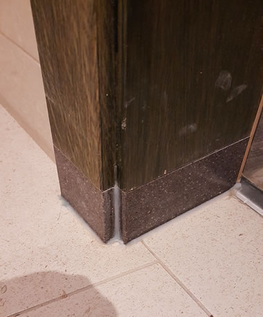 Aufgequollene Türbekleidung und Türfutter