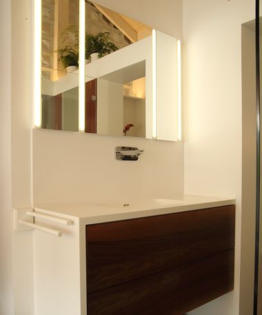 Spiegelschrank in einer Wandnische